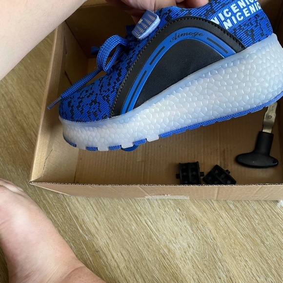 Light up sneakers with wheels - Picture 3 of 8